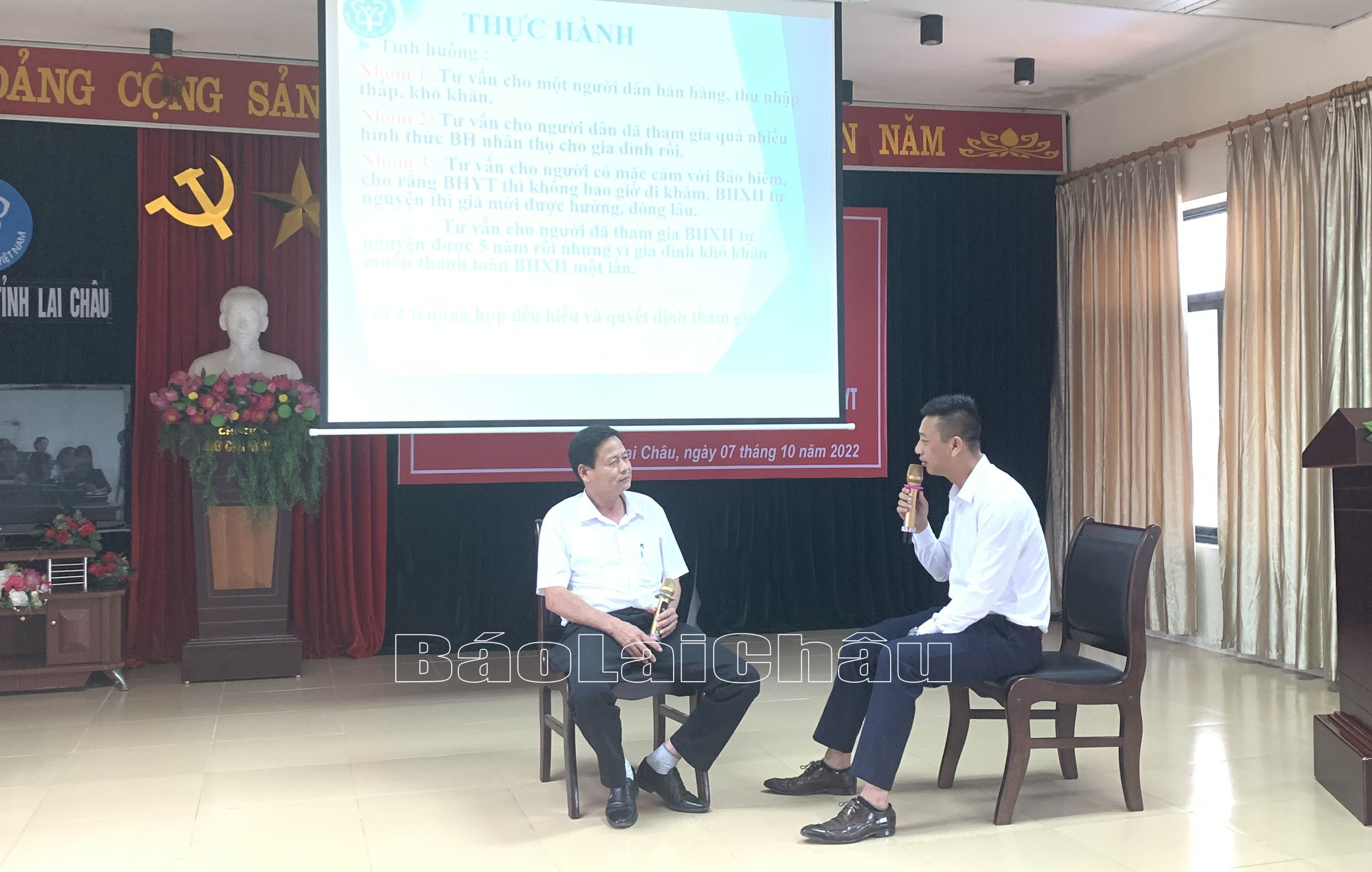 Cán bộ, viên chức, đội ngũ cộng tác viên tuyên truyền của BHXH tỉnh thực hành tư vấn chính sách BHXH tự nguyện, BHYT hộ gia đình.